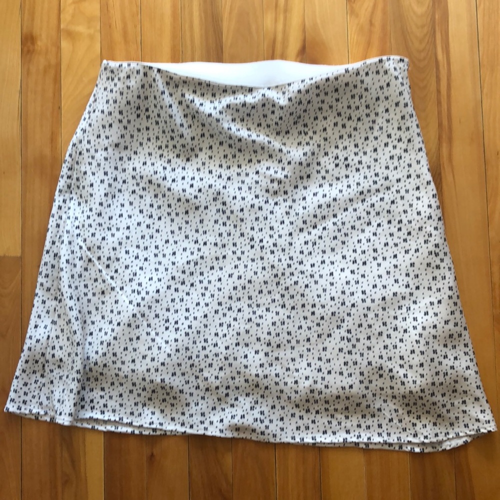 Flirty short skirt with dotted detail
